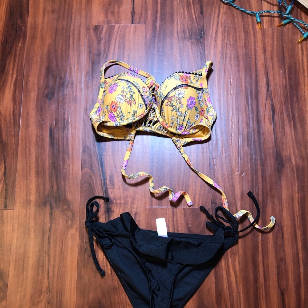 Bikini - Picture 2 of 4